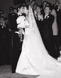 Hình ảnh hôn lễ của Kim Hee Sun được cô hào phóng tung lên blog để chia sẻ với người hâm mộ. (Ảnh lấy từ blog của nhân vật)